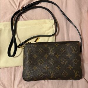 Reverse Monogram Giant Double Zip Pochette Louis Vuitton